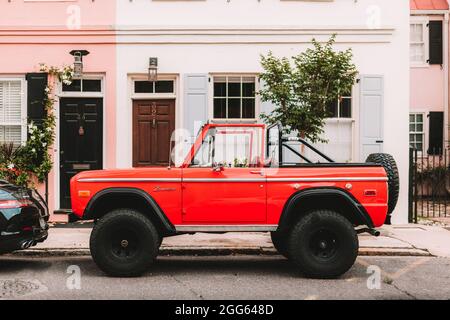 Un 1974 Ford Bronco visto su state Street a Charleston, Carolina del Sud. Foto Stock