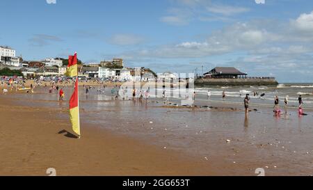 Broadstairs, Kent, Regno Unito. 29 agosto 2021. La folla si gode la spiaggia principale e il mare in una Domenica delle Feste di Banca. Credit: Grant Burton/Alamy Live News Foto Stock