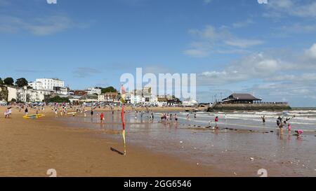 Broadstairs, Kent, Regno Unito. 29 agosto 2021. La folla si gode la spiaggia principale e il mare in una Domenica delle Feste di Banca. Credit: Grant Burton/Alamy Live News Foto Stock