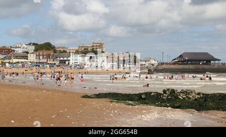 Broadstairs, Kent, Regno Unito. 29 agosto 2021. La folla si gode la spiaggia principale e il mare in una Domenica delle Feste di Banca. Credit: Grant Burton/Alamy Live News Foto Stock