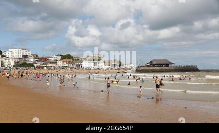 Broadstairs, Kent, Regno Unito. 29 agosto 2021. La folla si gode la spiaggia principale e il mare in una Domenica delle Feste di Banca. Credit: Grant Burton/Alamy Live News Foto Stock