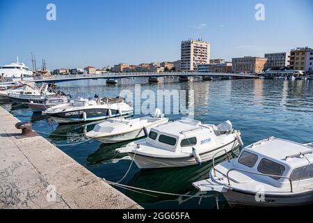 Imbarcazioni da diporto e da pesca presso il porto turistico di Zadar, Dalmazia, Croazia. Foto Stock