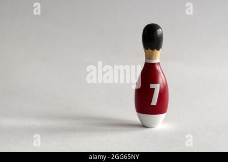 vista posteriore di un burattino di legno a forma di birilli con una camicia numero sette Foto Stock