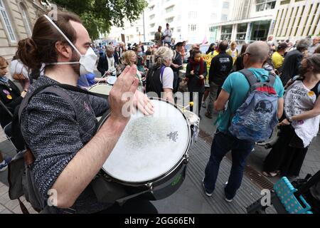Manifestanti durante una protesta da parte di membri della ribellione di estinzione vicino al Museo della Scienza, nel centro di Londra. Data foto: Domenica 29 agosto 2021. Foto Stock