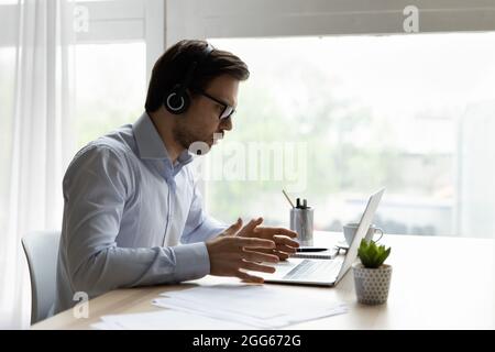 Il dipendente dell'ufficio ha infastidito le cuffie e si è preoccupato dei problemi Foto Stock