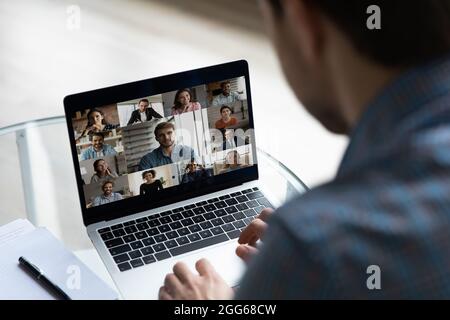 Schermo per laptop con video call head di gruppo aziendale Foto Stock