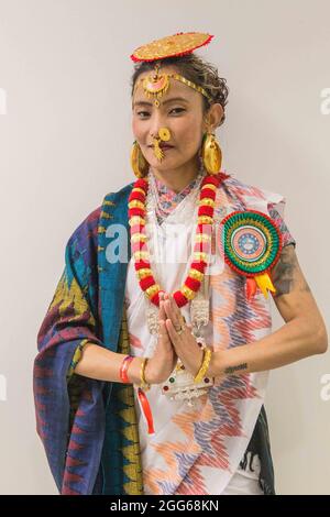 sunbury-on-Thames, Surrey 29 Agosto 2021 una ragazza nepalese con abito tradizionale dall'est del Nepal alla mela nepalese a Kempton Park Paul Quezada-Neiman/Alamy Live News Foto Stock