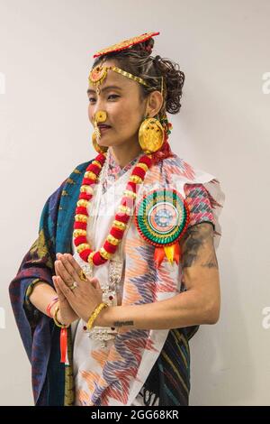 Sunbury-on-Thames, Surrey 29 Agosto 2021 una ragazza nepalese con abito tradizionale dall'est del Nepal alla mela nepalese a Kempton Park Paul Quezada-Neiman/Alamy Live News Foto Stock