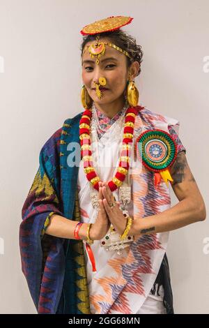 Sunbury-on-Thames, Surrey 29 Agosto 2021 una ragazza nepalese con abito tradizionale dall'est del Nepal alla mela nepalese a Kempton Park Paul Quezada-Neiman/Alamy Live News Foto Stock