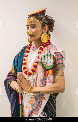 Sunbury-on-Thames, Surrey 29 Agosto 2021 una ragazza nepalese con abito tradizionale dall'est del Nepal alla mela nepalese a Kempton Park Paul Quezada-Neiman/Alamy Live News Foto Stock