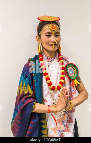 Sunbury-on-Thames, Surrey 29 Agosto 2021 una ragazza nepalese con abito tradizionale dall'est del Nepal alla mela nepalese a Kempton Park Paul Quezada-Neiman/Alamy Live News Foto Stock