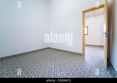 Locale vuoto con pavimento idraulico in ceramica. Casa interna, ampia camera da letto o soggiorno spazio. Recentemente dipinto nuovo appartamento o casa Foto Stock