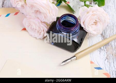 Cancelleria vintage e fiori rosa rosa intorno, spazio copia. Foto Stock