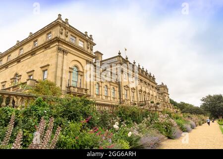 Una vista sui giardini di Harewood House, la casa signorile del XVIII secolo a Harewood, vicino a Leeds, nello Yorkshire. Foto Stock