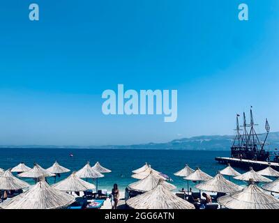 Ombrelloni e sdraio sulla bellissima spiaggia, Albania. Foto Stock
