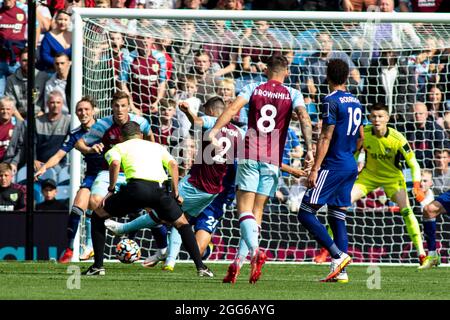 Burnley, Regno Unito. 29 agosto 2021. Il colpo di Matthew Lowton di Burnley prima che Chris Wood di Burnley segnasse il suo primo obiettivo ai lati. Premier League Match, Burnley contro Leeds Utd al Turf Moor di Burnley, Lancs domenica 29 agosto 2021. Questa immagine può essere utilizzata solo a scopo editoriale. Solo per uso editoriale, licenza richiesta per uso commerciale. Nessun uso in scommesse, giochi o un singolo club/campionato/player pubblicazioni. pic di Lewis Mitchell/Andrew Orchard sport fotografia/Alamy Live news credito: Andrew Orchard sport fotografia/Alamy Live News Foto Stock