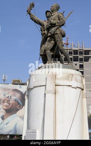 Senegal, città di Dakar, memoriale di Askari, Askari è un termine per i soldati senegalesi nativi che servono nell'esercito coloniale francese / Askari Denkmal, Askari ist ein Begriff fuer einheimische Soeldner die fuer die französische Kolonialtruppe kämpften Foto Stock