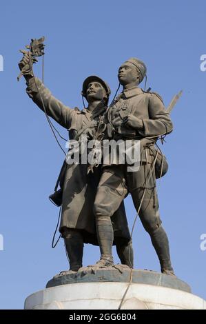 Senegal, città di Dakar, memoriale di Askari, Askari è un termine per i soldati senegalesi nativi che servono nell'esercito coloniale francese / Askari Denkmal, Askari ist ein Begriff fuer einheimische Soeldner die fuer die französische Kolonialtruppe kämpften Foto Stock