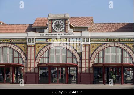 Senegal, Dakar città, stazione ferroviaria Les Chemins de Fer du Senegal dal periodo coloniale francese, inizio della linea ferroviaria per Bamako, Mali / Bahnhof Les Chemins de Fer du Senegal der Bahnlinie Dakar-Bamako in Mali, aus der französischen Kolonialzeit Foto Stock