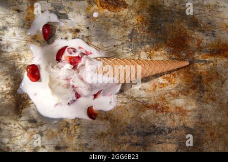 Gelato artigianale a base di panna e ciliegie Foto Stock