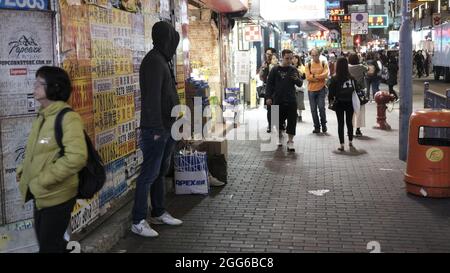 Rivenditore di droga in piedi su un angolo di strada nel mercato delle Signore Mongkok Kowloon Hong Kong Foto Stock