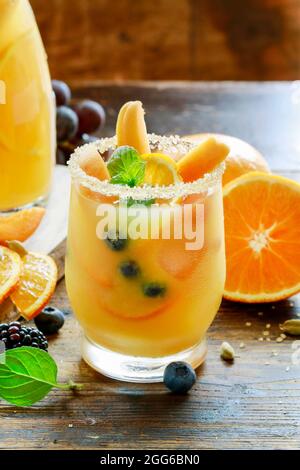 Drink estivo con pesche, arance e mirtilli. Party drink Foto Stock