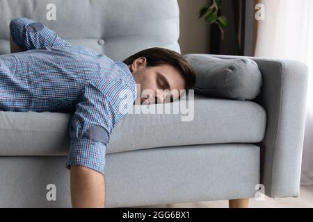 Ragazzo millenario stanco in un sonno casual di giorno Foto Stock