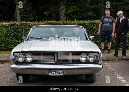 Newhailes, Musselburgh, East Lothian, Scozia, Regno Unito, 29 agosto 2021. Rally di auto di classe: Si svolge un evento all'aperto chiamato Carhailes, con auto d'epoca in mostra. Nella foto: Una giovane coulpe svedese si è svolta in una vintage gas guzzling American Ford Galaxy auto Foto Stock