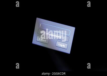 Semplice display del computer inserire il prompt della casella della password, nome utente, immissione dati credenziali utente, primo piano monitor laptop, tecnologia, autenticazione, cyb Foto Stock