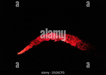 Grotte di ghiaccio Kungur in estate con illuminazione artificiale. Foto Stock