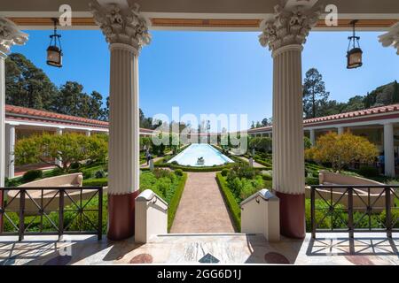 Pacific Palisades, CA / USA - 1 giugno 2018: Giardini formali del Peristilio esterno al museo Getty Villa offrono un luogo tranquillo per la scoperta. Foto Stock