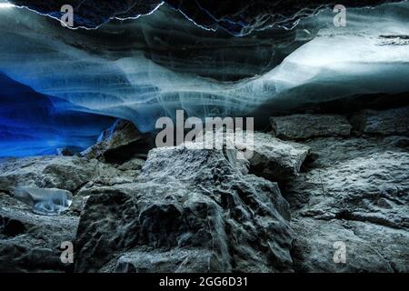 Grotte di ghiaccio Kungur in estate con illuminazione artificiale. Foto Stock