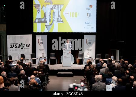 29 agosto 2021, Renania Settentrionale-Vestfalia, Dortmund: Alon Meyer, presidente di Maccabi Germania, ha tenuto un discorso durante la cerimonia al Museo del Calcio tedesco per celebrare l'anniversario dei '100 anni dell'Unione Mondiale di Maccabi'. Foto: Fabian Strauch/dpa Foto Stock