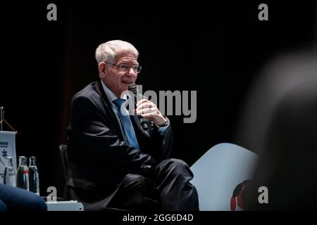 29 agosto 2021, Renania Settentrionale-Vestfalia, Dortmund: Josef Schuster, Presidente del Consiglio Centrale degli Ebrei, siede sul podio durante una serie di colloqui in occasione di una cerimonia che segna il 100° anniversario del movimento Maccabi al Museo del Calcio Tedesco. Foto: Fabian Strauch/dpa Foto Stock