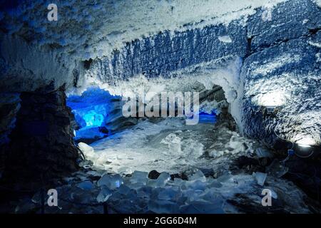 Grotte di ghiaccio Kungur in estate con illuminazione artificiale. Foto Stock