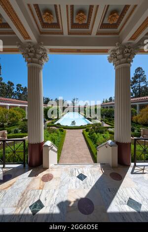 Pacific Palisades, CA / USA - 1 giugno 2018: Giardini formali del Peristilio esterno al museo Getty Villa offrono un luogo tranquillo per la conversazione e. Foto Stock