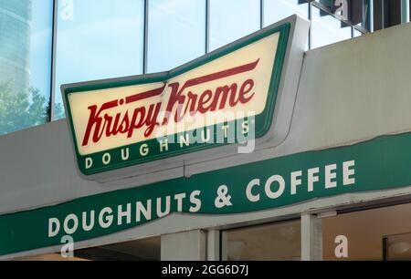 Cartello all'esterno di un negozio di ciambelle Krispy Kreme a Liverpool Foto Stock