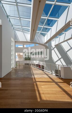 Los Angeles, CA / USA - 1 giugno 2018: Luce naturale al di sopra e legno naturale al di sotto della cornice luce solare e spazi di vetro progettati dall'architetto Richard Meier. Foto Stock