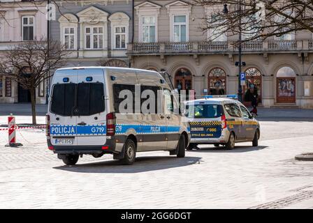 Cracovia, Polonia, polizia municipale o guardie cittadine e auto di polizia regolari sulla strada, Piazza del mercato principale. Servizi di pubblica sicurezza. Servizio di sicurezza ca Foto Stock