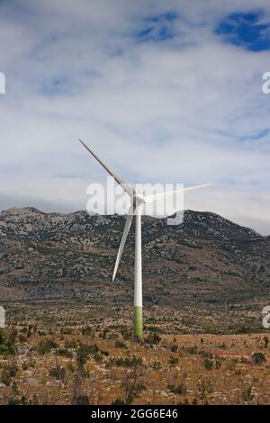 Turbine eoliche, parco eolico, vicino al carsico della regione di Velebit, zona ventosa della Croazia Foto Stock