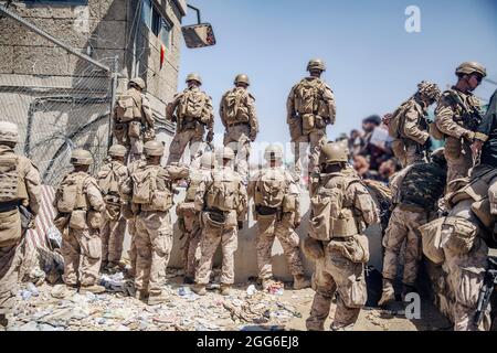 Kabul, Afghanistan. 26 agosto 2021. Marina degli Stati Uniti con il team Special Purpose Marine Air-Ground Task Force Crisis Response, mantenere la sicurezza presso il centro di controllo dell'evacuazione dell'aeroporto internazionale Hamid Karzai durante l'operazione Allies Refuge 26 agosto 2021 a Kabul, Afghanistan. Credit: Planetpix/Alamy Live News Foto Stock