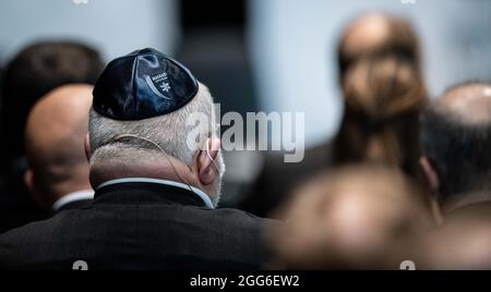 29 agosto 2021, Renania settentrionale-Vestfalia, Dortmund: Il Rabbino Walter Rothschild indossa un kippa con scritto 'Maccabi Germany'. Il movimento Maccabi ha celebrato il suo centenario in una cerimonia al Museo del Calcio Tedesco di Dortmund. Foto: Fabian Strauch/dpa Foto Stock