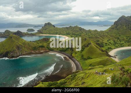 Vista panoramica dalla cima dell'isola di Padar nelle isole di Komodo West Manggarai. Foto Stock