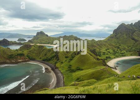 Vista panoramica dalla cima dell'isola di Padar nelle isole di Komodo West Manggarai. Foto Stock