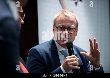 29 agosto 2021, Renania Settentrionale-Vestfalia, Dortmund: Peter Peters, Vice Presidente dell'Associazione tedesca del calcio (DFB), siede sul podio durante un round di colloqui in occasione di una cerimonia che segna il 100° anniversario del movimento Maccabi al Museo tedesco del calcio. Foto: Fabian Strauch/dpa Foto Stock