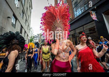 Londra, Regno Unito. 29 agosto 2021. I ballerini Samba in costumi colorati prendono parte a un flashmob intorno al West End organizzato dal marchio di moda RioPump GymWear. Il fine settimana delle Feste della Banca di Agosto normalmente vedrebbe decine di migliaia di persone che guardano eventi al Carnevale di Notting Hill, tra cui ballerini samba, ma, per il secondo anno consecutivo, il carnevale è stato annullato a causa di preoccupazioni di Covid-19. Credit: Stephen Chung / Alamy Live News Foto Stock