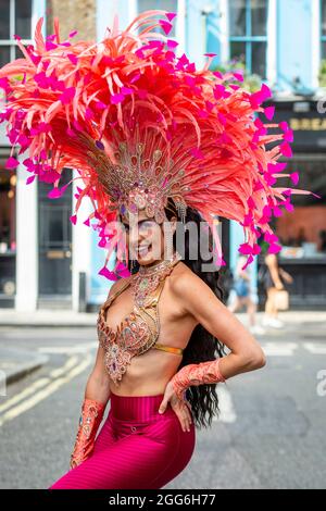 Londra, Regno Unito. 29 agosto 2021. Una ballerina samba in costume colorato prende parte a un flashmob intorno al West End organizzato dal marchio di moda RioPump GymWear. Il fine settimana delle Feste della Banca di Agosto normalmente vedrebbe decine di migliaia di persone che guardano eventi al Carnevale di Notting Hill, tra cui ballerini samba, ma, per il secondo anno consecutivo, il carnevale è stato annullato a causa di preoccupazioni di Covid-19. Credit: Stephen Chung / Alamy Live News Foto Stock