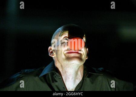 George Anton (Hamlet) IN FRAZIONE di Shakespeare al Royal Lyceum Theatre, Edimburgo 20/08/2003 a Birmingham Repertory Theatre & Edinburgh International Festival in co-produzione drammaturg: Xavier Zuber musica: Karl Daymond design: Ariane Isabell Unfried & Rifail Ajdarpasic illuminazione: Rick Fisher tutor di danza: James Cooper combatte: Nicholas Hall regista: Calixto Bieito Foto Stock