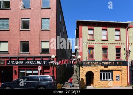 St. John's, Terranova, Canada - 11 agosto 2018: McMurdo's Lane una corsia pedonale che collega le vie Water e Duckworth con ristoranti e bar Foto Stock