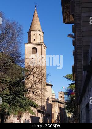 Vista sulla strada della torre della chiesa di Sant'Agostino, Reggio Emilia, Italia Foto Stock